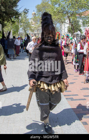 Karneval der Masken Kukeri der volkstümlichen Traditionen und Rituale Bulgarien Varna 28.04.2018 Stockfoto