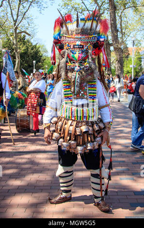 Karneval der Masken Kukeri der volkstümlichen Traditionen und Rituale Bulgarien Varna 28.04.2018 Stockfoto