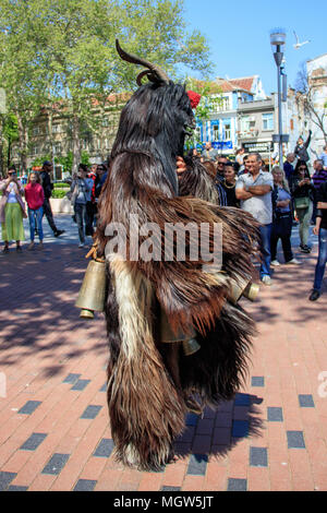 Karneval der Masken Kukeri der volkstümlichen Traditionen und Rituale Bulgarien Varna 28.04.2018 Stockfoto