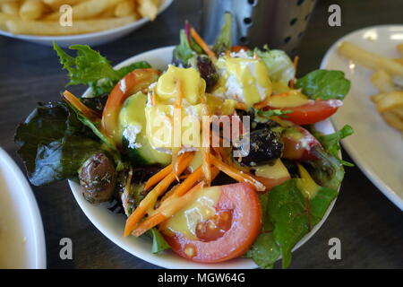 Frisch griechischen Salat in eine Schüssel gemacht Stockfoto