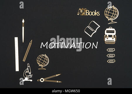 Das Konzept der Schule, text Motivation mit Schulmaterial Spanplatte Miniaturen auf Tafel platziert Stockfoto
