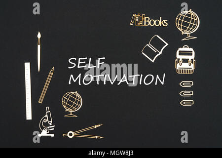 Das Konzept der Schule, text Selbstmotivation mit Schulmaterial Spanplatte Miniaturen auf Tafel platziert Stockfoto