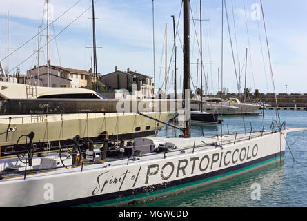 DUINO AURISINA, Italien - 14 April, 2018: Geist der Portopiccolo Rennboot, Sieger der Ausgabe 2017 des weltberühmten Barcolana regatta Stockfoto