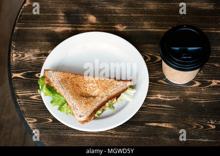 Mit Dreieck Sandwich auf dunklen Tisch Hintergrund Draufsicht Mittagessen Stockfoto