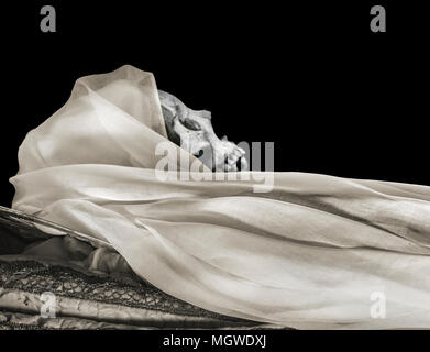 Seitenansicht schuss Frau Nonne Schädel auf Schlafposition auf schwarzem Hintergrund Stockfoto