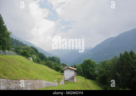 Panoramablick auf den idyllischen alpine Bergwelt mit italienischen Haus und frischen grünen Wiesen in einer schönen Wetter im Sommer, Italien. Stockfoto