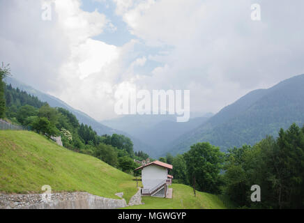 Panoramablick auf den idyllischen alpine Bergwelt mit italienischen Haus und frischen grünen Wiesen in einer schönen Wetter im Sommer, Italien. Stockfoto