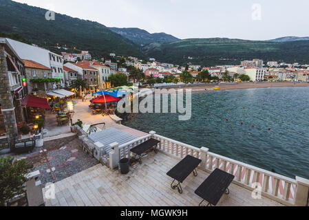 Petrovac, Montenegro - Mai 28., 2016. Die Lichter der Stadt, Restaurants, Yachthafen und Promenade an der Panoramablick von Petrovac - touristische Stadt an der Adria Stockfoto