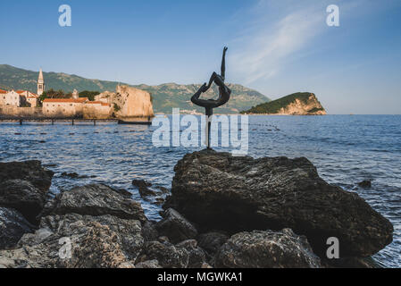 Mai, 30 Th, 2016 - Budva, Montenegro. Dancing Girl statue Silhouette auf die Altstadt von Budva Citadele und Adria Hintergrund. Die mittelalterlichen Mauern und roten til Stockfoto