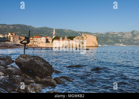 Mai, 30 Th, 2016 - Budva, Montenegro. Dancing Girl statue Silhouette auf die Altstadt von Budva Citadele und Adria Hintergrund. Die mittelalterlichen Mauern und roten til Stockfoto