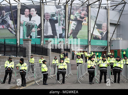 Sicherheit warten auf die Ankunft der Rangers Fans vor der Ladbrokes Scottish Premier League Spiel im Celtic Park, Glasgow. Stockfoto