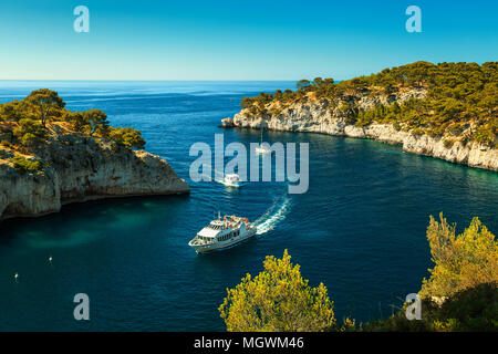 Spektakuläre Sicht vom Wald, Calanques de Port Pin Bucht mit Booten und touristischen Schiffe, Calanques National Park in der Nähe von Cassis Fischerdorf, Stockfoto