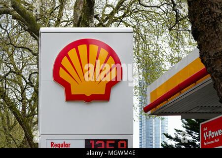 Logo der Shell Oil Company am Eingang zu einer Tankstelle London UK Stockfoto