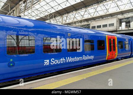 South Western Railway Zug im Bahnhof Waterloo London England Großbritannien Stockfoto