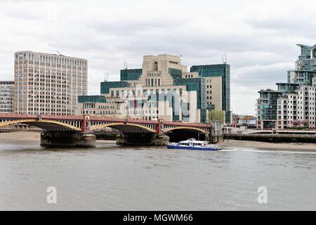 Der Vauxhall Bridge und der MI6-Gebäude, bei Vauxhall Cross, London England Großbritannien Stockfoto