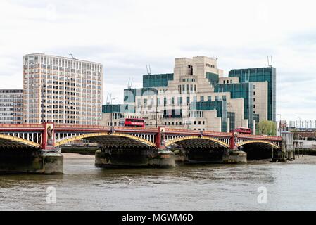 Der Vauxhall Bridge und der MI6-Gebäude, bei Vauxhall Cross, London England Großbritannien Stockfoto