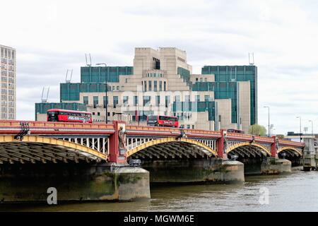 Der Vauxhall Bridge und der MI6-Gebäude, bei Vauxhall Cross, London England Großbritannien Stockfoto