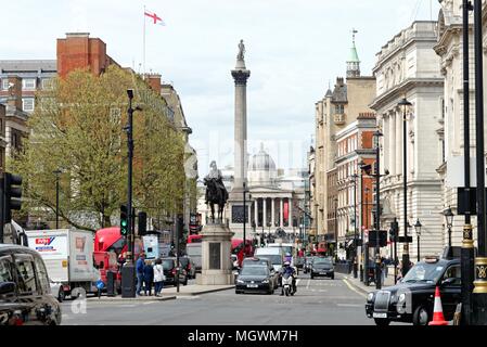 Anzeigen von Whitehall suchen Richtung Trafalgar Square, Central London England Großbritannien Stockfoto