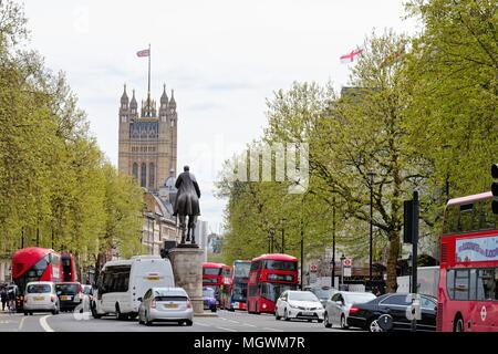 Anzeigen von Whitehall in Richtung der Häuser des Parlaments von Westminster, London England Großbritannien Stockfoto