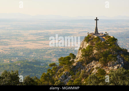 Panoramablick von Sant Salvador Heiligtum mit monolith Kreuz, Mallorca Ebenen und Serra de Tramuntana im Hintergrund (Felanitx, Mallorca, Spanien) Stockfoto