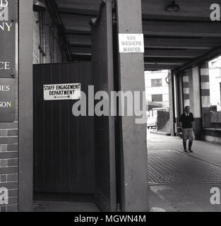 1960, historische Bild, auf der Rückseite des Gebäudes mit einem Schild an der Tür: "Personal Engagement Abteilung', neben einem anderen Schild "Van Scheiben wollte". Personal Engagement umfasst Hören und Kommunikation mit Mitarbeitern, um zu versuchen, die Motivation und die Produktivität verbessern und in eine solche Abteilung war zu dieser Zeit ungewöhnlich. Stockfoto