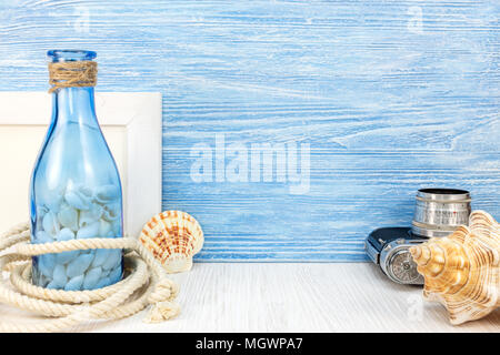 Altes Foto Kamera, Rahmen, verschiedenen Muscheln, marine Seil und Flasche auf blauen Brettern Hintergrund Stockfoto