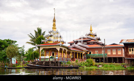 Tempel in der Inpawkhon Dorf im Laufe der inle Sap, ein Süßwassersee der Nyaungshwe Township von Taunggyi Bezirk von Shan Staat, Myanmar Stockfoto