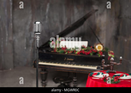 Vintage Metall chrom Mikrofon in einem Restaurant auf einem Hintergrund von Piano und Tabelle Stockfoto