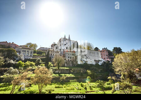 Würmer Augen Blick auf die beeindruckenden Palast da Pena über den Hügel in Sintra, Lissabon. Portugal. Sommer Frühling Stockfoto