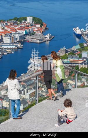 Frauen und ein Kind an der Ansicht von Bergen in Norwegen suchen Stockfoto