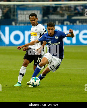 Sport, Fußball, Bundesliga, 2017/2018, FC Schalke 04 gegen Borussia Mönchengladbach 1:1, Veltins Arena Gelsenkirchen, Szene des Spiels, Amin Harit (S04) in Ballbesitz, links Raffael (MG) Stockfoto