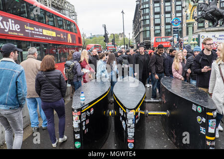 Auf, zu verhindern, zu stoppen, Fahrzeug, Terrorist, Angriff, Sicherheit, Schranke, Schranken, Poller, auf, Westminster, Brücke, NEXT, Houses of Parliament, Big Ben, London, England, Stockfoto