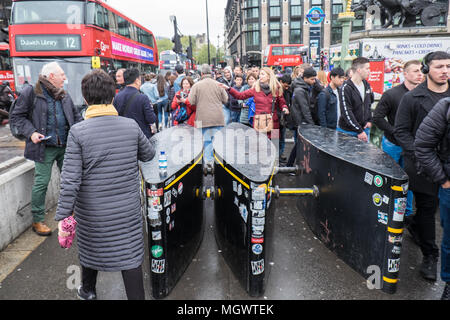 Auf, zu verhindern, zu stoppen, Fahrzeug, Terrorist, Angriff, Sicherheit, Schranke, Schranken, Poller, auf, Westminster, Brücke, NEXT, Houses of Parliament, Big Ben, London, England, Stockfoto