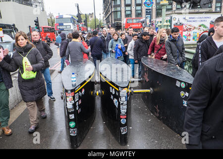 Auf, zu verhindern, zu stoppen, Fahrzeug, Terrorist, Angriff, Sicherheit, Schranke, Schranken, Poller, auf, Westminster, Brücke, NEXT, Houses of Parliament, Big Ben, London, England, Stockfoto