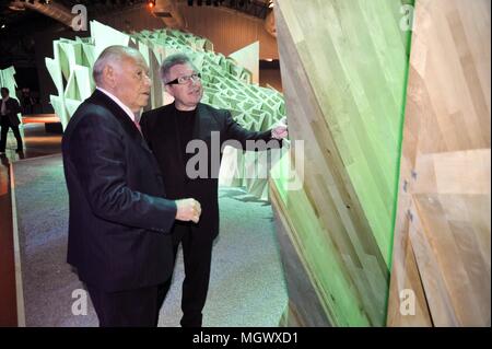 Mailand (Italien), das Haus-builder Salvatore Ligresti mit Architekt Daniel Libeskind den Besuch der Kunst installation Futuropolis am Standort des neuen Gebäudes compound CityLife Stockfoto