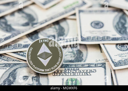 Silber Ethereum auf einhundert Dollar-Banknoten. Mining Concept, Electronic Money Exchange Concept, konzeptionelles Image von Ethereum Mining and Trading, Stockfoto