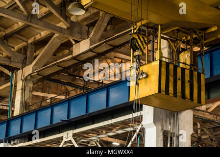 Portalkran in Industrieanlagen innen Stockfoto