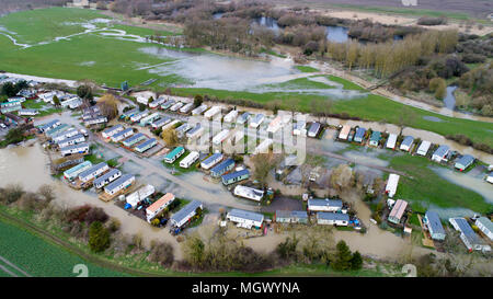 Luftbild zeigt einen Caravan Park in Cogenhoe, Northants, am Dienstag, den 3. April teilweise nach dem Fluss Nene überflutet die Ufer aufgrund der jüngsten starken Regen. Einen Caravan Park ist teilweise überschwemmt heute (Dienstag) nach dem Fluss Nene in Northamptonshire seine Banken burst nach einer weiteren Nacht der Regen. Das Holiday Park, am Ufer des Flusses, ist nur einer von vielen Orten in Großbritannien, die nach Tagen von nassem Wetter überschwemmt haben. Viele Straßen bleiben heute geschlossen und die Umweltagentur hat 174 flood Warnungen und 23 Hochwasserwarnungen, die fast jede Region von England und Wales. Stockfoto