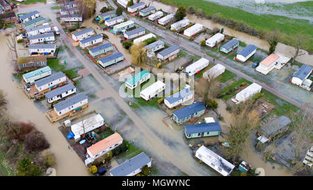 Luftbild zeigt einen Caravan Park in Cogenhoe, Northants, am Dienstag, den 3. April teilweise nach dem Fluss Nene überflutet die Ufer aufgrund der jüngsten starken Regen. Einen Caravan Park ist teilweise überschwemmt heute (Dienstag) nach dem Fluss Nene in Northamptonshire seine Banken burst nach einer weiteren Nacht der Regen. Das Holiday Park, am Ufer des Flusses, ist nur einer von vielen Orten in Großbritannien, die nach Tagen von nassem Wetter überschwemmt haben. Viele Straßen bleiben heute geschlossen und die Umweltagentur hat 174 flood Warnungen und 23 Hochwasserwarnungen, die fast jede Region von England und Wales. Stockfoto