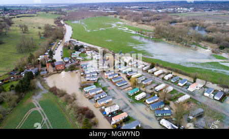 Luftbild zeigt einen Caravan Park in Cogenhoe, Northants, am Dienstag, den 3. April teilweise nach dem Fluss Nene überflutet die Ufer aufgrund der jüngsten starken Regen. Einen Caravan Park ist teilweise überschwemmt heute (Dienstag) nach dem Fluss Nene in Northamptonshire seine Banken burst nach einer weiteren Nacht der Regen. Das Holiday Park, am Ufer des Flusses, ist nur einer von vielen Orten in Großbritannien, die nach Tagen von nassem Wetter überschwemmt haben. Viele Straßen bleiben heute geschlossen und die Umweltagentur hat 174 flood Warnungen und 23 Hochwasserwarnungen, die fast jede Region von England und Wales. Stockfoto