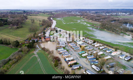 Luftbild zeigt einen Caravan Park in Cogenhoe, Northants, am Dienstag, den 3. April teilweise nach dem Fluss Nene überflutet die Ufer aufgrund der jüngsten starken Regen. Einen Caravan Park ist teilweise überschwemmt heute (Dienstag) nach dem Fluss Nene in Northamptonshire seine Banken burst nach einer weiteren Nacht der Regen. Das Holiday Park, am Ufer des Flusses, ist nur einer von vielen Orten in Großbritannien, die nach Tagen von nassem Wetter überschwemmt haben. Viele Straßen bleiben heute geschlossen und die Umweltagentur hat 174 flood Warnungen und 23 Hochwasserwarnungen, die fast jede Region von England und Wales. Stockfoto