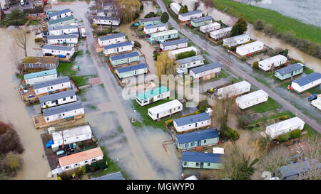 Luftbild zeigt einen Caravan Park in Cogenhoe, Northants, am Dienstag, den 3. April teilweise nach dem Fluss Nene überflutet die Ufer aufgrund der jüngsten starken Regen. Einen Caravan Park ist teilweise überschwemmt heute (Dienstag) nach dem Fluss Nene in Northamptonshire seine Banken burst nach einer weiteren Nacht der Regen. Das Holiday Park, am Ufer des Flusses, ist nur einer von vielen Orten in Großbritannien, die nach Tagen von nassem Wetter überschwemmt haben. Viele Straßen bleiben heute geschlossen und die Umweltagentur hat 174 flood Warnungen und 23 Hochwasserwarnungen, die fast jede Region von England und Wales. Stockfoto