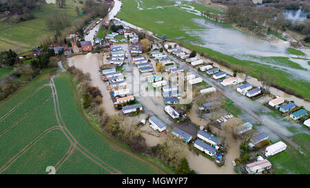 Luftbild zeigt einen Caravan Park in Cogenhoe, Northants, am Dienstag, den 3. April teilweise nach dem Fluss Nene überflutet die Ufer aufgrund der jüngsten starken Regen. Einen Caravan Park ist teilweise überschwemmt heute (Dienstag) nach dem Fluss Nene in Northamptonshire seine Banken burst nach einer weiteren Nacht der Regen. Das Holiday Park, am Ufer des Flusses, ist nur einer von vielen Orten in Großbritannien, die nach Tagen von nassem Wetter überschwemmt haben. Viele Straßen bleiben heute geschlossen und die Umweltagentur hat 174 flood Warnungen und 23 Hochwasserwarnungen, die fast jede Region von England und Wales. Stockfoto