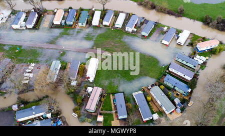 Luftbild zeigt einen Caravan Park in Cogenhoe, Northants, am Dienstag, den 3. April teilweise nach dem Fluss Nene überflutet die Ufer aufgrund der jüngsten starken Regen. Einen Caravan Park ist teilweise überschwemmt heute (Dienstag) nach dem Fluss Nene in Northamptonshire seine Banken burst nach einer weiteren Nacht der Regen. Das Holiday Park, am Ufer des Flusses, ist nur einer von vielen Orten in Großbritannien, die nach Tagen von nassem Wetter überschwemmt haben. Viele Straßen bleiben heute geschlossen und die Umweltagentur hat 174 flood Warnungen und 23 Hochwasserwarnungen, die fast jede Region von England und Wales. Stockfoto