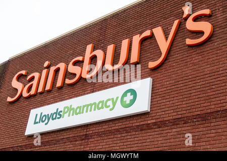 Southend, England - 29. April 2018: Lloydspharmacy innen Sainsburys. Einhundertneunzig Lloyds Pharmacy Stores in ganz England sind Satz zu schließen, indem sie Hunderte von Arbeitsplätzen in Gefahr Stockfoto