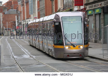 Eine Straßenbahn Luas wartet im Stadtzentrum von Dublin zu bewegen Stockfoto