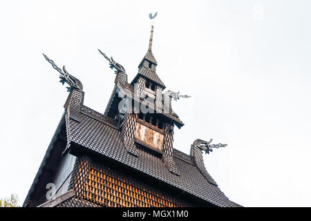 Norwegische Holzkirche in der Nähe von Bergen (Stabkirche Fantoft) Stockfoto