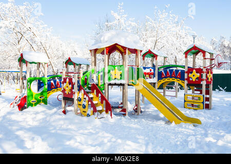 Öffentlichen Kinderspielplatz im Wohnviertel in Moskau Stadt im sonnigen Wintertag Stockfoto