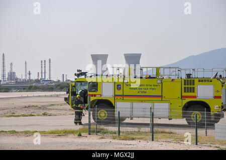 Israel Airport Authority fire truck erlischt ein Brand während einer Demonstration. An der Haifa Flugplatz fotografiert. Stockfoto