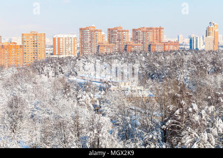 Oben Blick auf verschneite Timiryazevsky Park und Bolschaja Akademicheskaya Straße mit modernen Wohngebäude in Moskau Stadt im sonnigen Wintertag Stockfoto